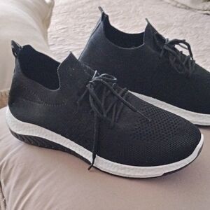 Danskin women black knit walking and exercise sneakers